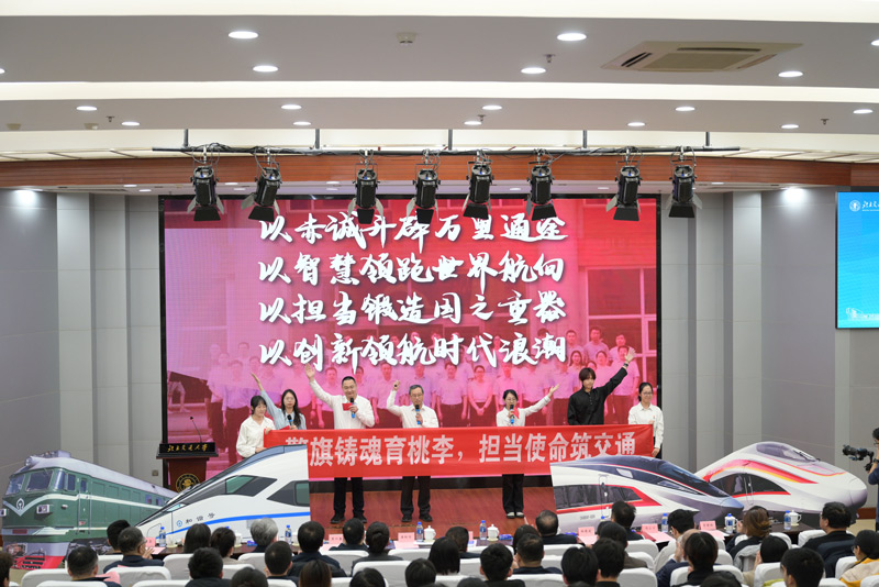 北京交通大学师生在活动现场深情讲述。学校供图