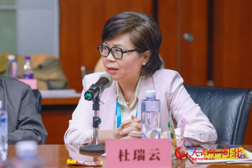 12月23日，在青龙满族自治县特色产业粤港澳大湾区招商对接会上，阿联酋广东商会副秘书长杜瑞云发言。人民网左源明摄