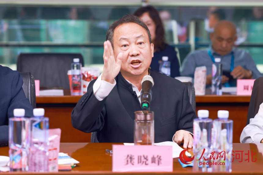 12月23日，龚晓峰在青龙满族自治县特色产业对接会上发言。人民网 左原铭摄