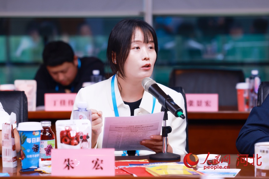 朱宏在青龙满族自治县特色产业对接会上分享。人民网 左原铭摄
