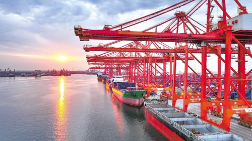 货轮停靠在唐山港京唐港区泊位上。（本报资料片）本报记者 赵 杰摄