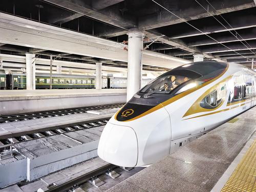 12月30日，京唐城际列车正从唐山站驶往北京通州站。本报记者 王育民摄