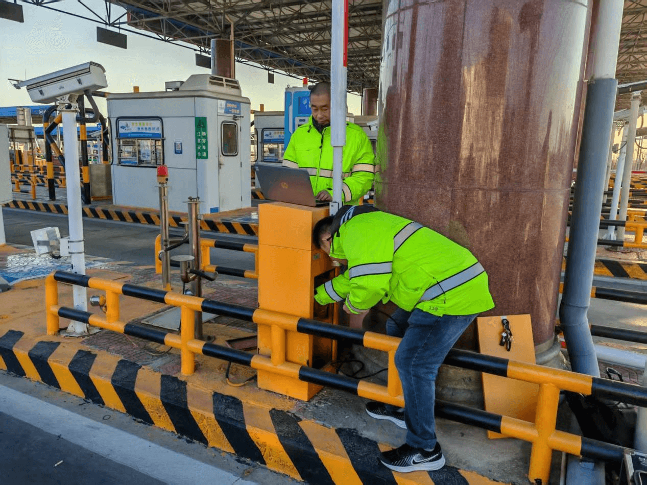 秦皇岛机电运维专班人员优化车道栏杆机控制算法，精准匹配车辆通行速度，提升系统响应灵敏度。马守锋摄