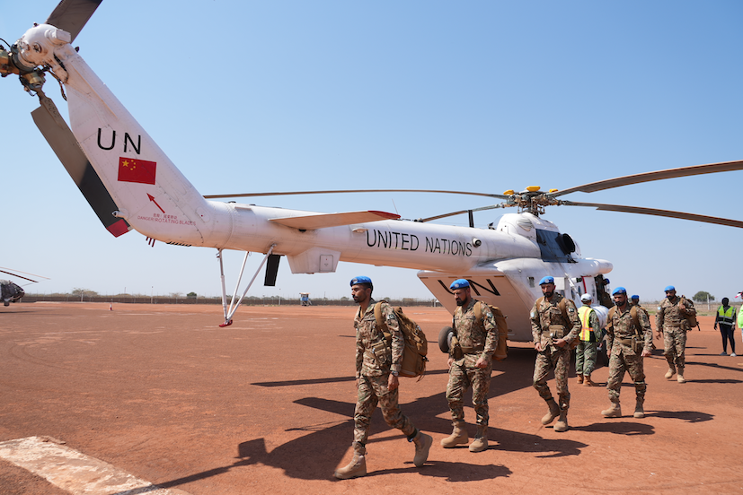 维和直升机分队执行乘客运输任务。维和部队供图