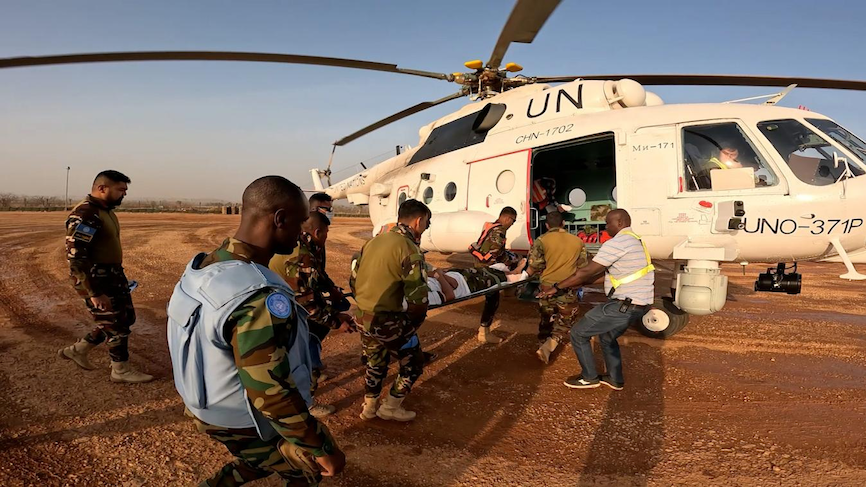 维和直升机分队执行紧急医疗后送任务。维和部队供图