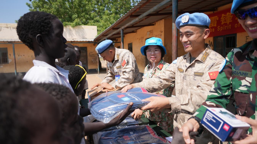 维和直升机分队赴任务区小学开展人道主义慰问。维和部队供图