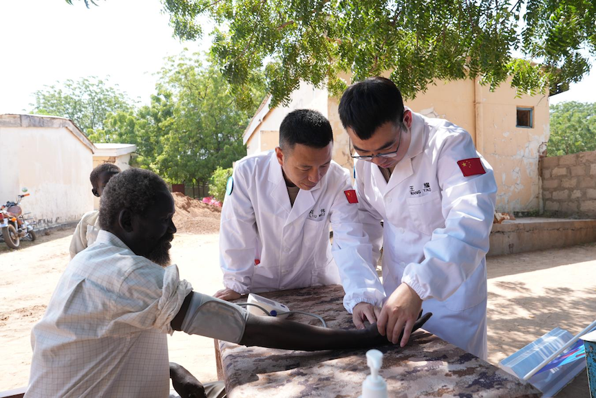 维和直升机分队赴任务区平民医院开展义诊活动。维和部队供图