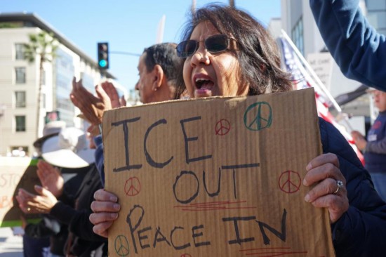 　　1月10日，在美国加利福尼亚州洛杉矶县帕萨迪纳市，一名抗议者手持标语牌参加抗议活动。新华社发