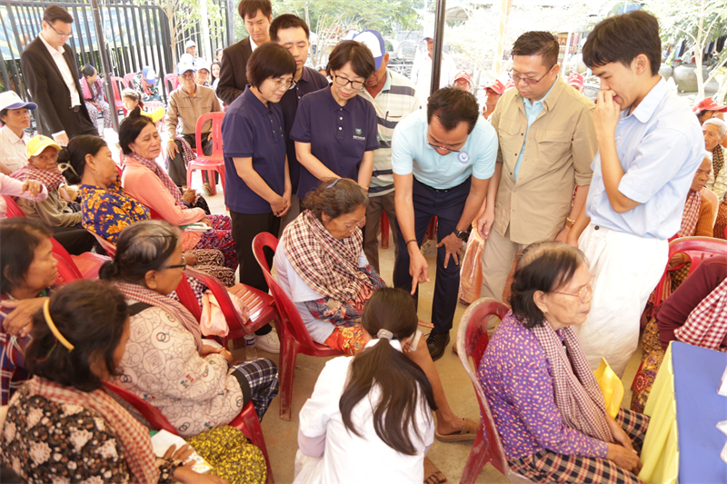 中国援柬中医医疗队医生为达弄村村民进行义诊。主办方供图