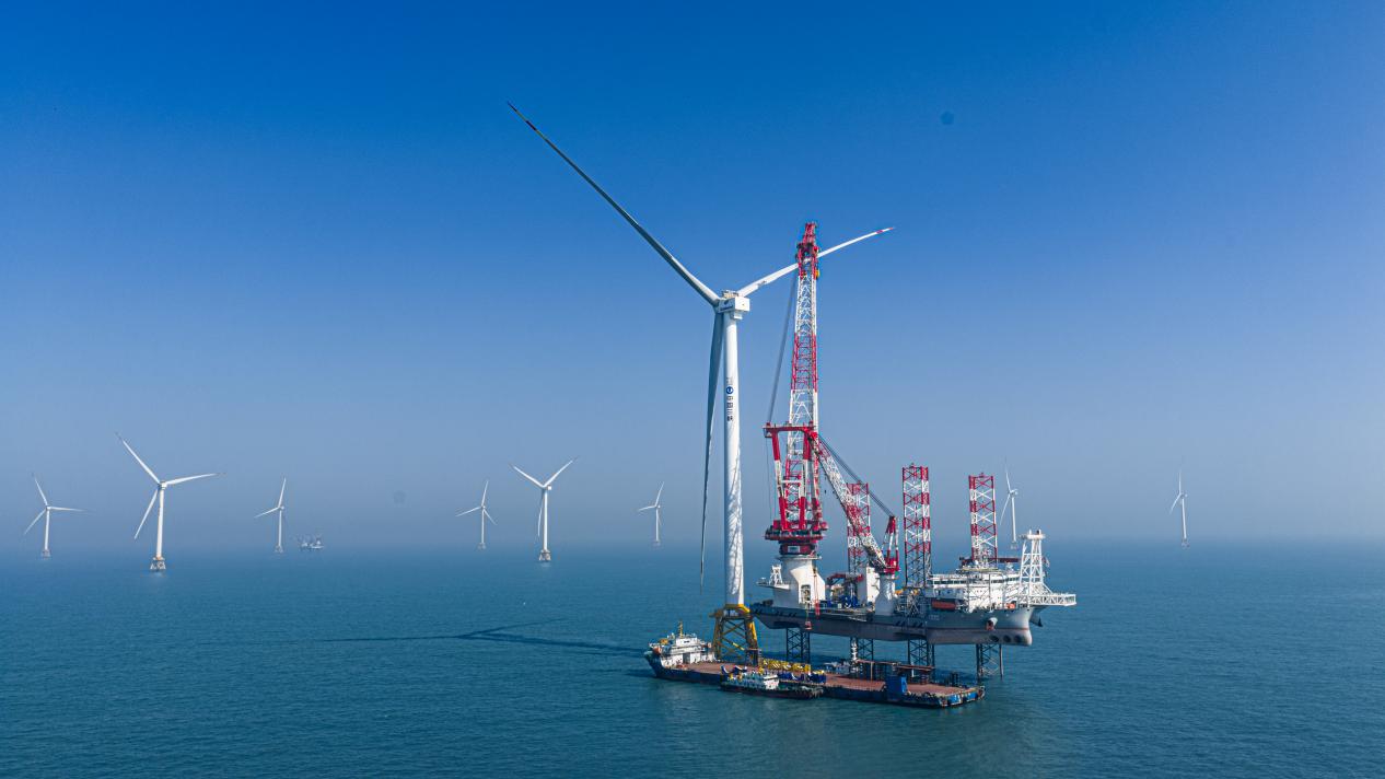 全球首台20兆瓦海上风电机组吊装现场。周骏威摄