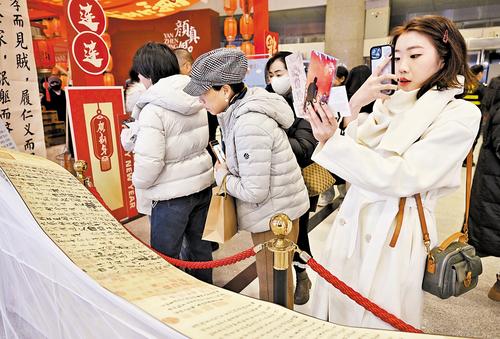 1月14日，舞剧《颜真卿》演出前，观众在场外拍照留念。本报记者 贾恒摄