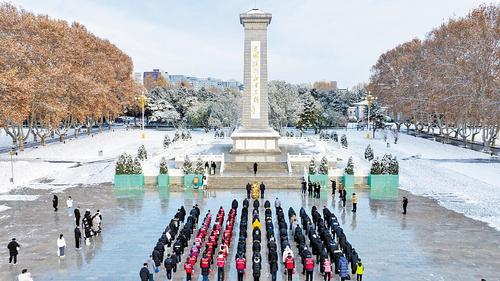 12月13日，省会各界群众在华北军区烈士陵园参加主题为“铭记历史 珍爱和平 褒扬先烈 砥砺前行”的悼念活动，祭奠在抗日战争中牺牲的革命先烈和南京大屠杀中遇难的同胞。 本报记者 田 明摄