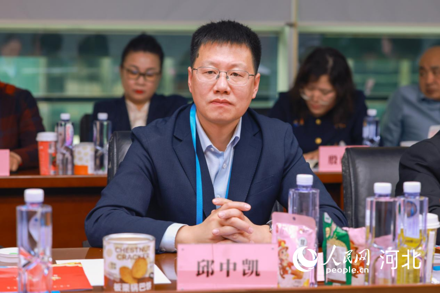 12月23日,青龙满族自治县委副书记、县政府代县长邱中凯在会上为青龙特色产业作推介。人民网 左原铭摄