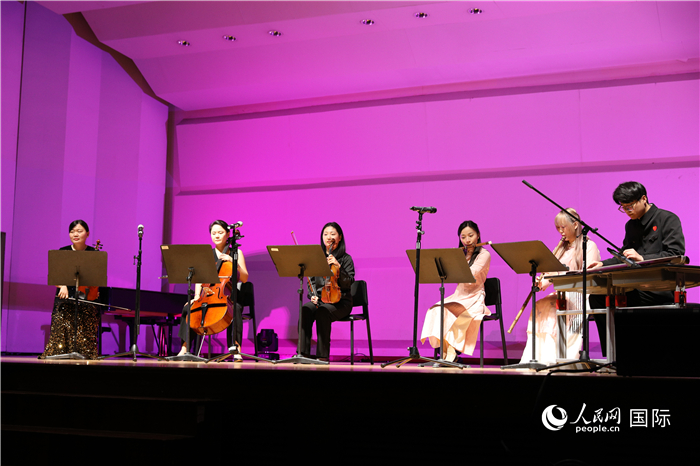 在韩中国学人学者在活动上表演的文艺节目。人民网记者 莽九晨摄