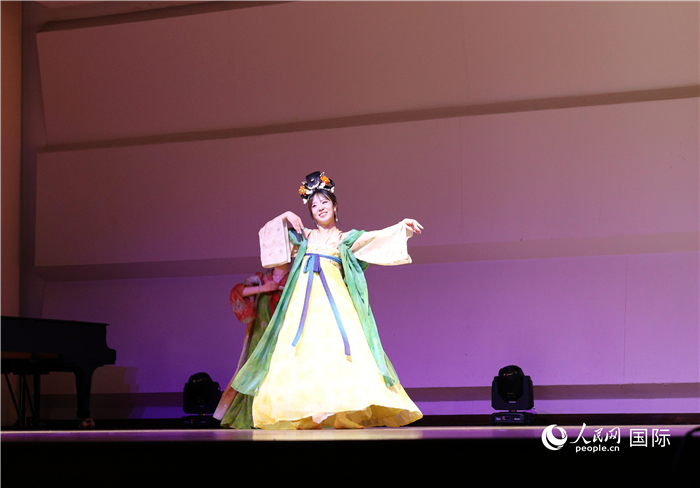 在韩中国学人学者在活动上表演的文艺节目。人民网记者 莽九晨摄