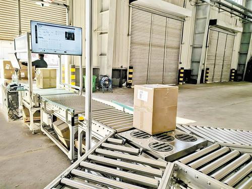 2025年11月27日，北方（沧州）跨境电商物流基地过渡区仓库内，一批运抵货物正在接受智能分拣。 本报记者 周聪聪摄