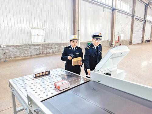 2025年12月19日，黄骅港海关关员在北方（沧州）跨境电商物流基地查看海关监管作业场所图像检查设备。 张 杨摄