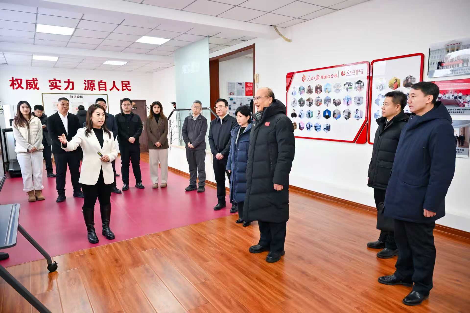 许勤来到人民日报社黑龙江分社，了解分社历史和人民网发展情况，与编辑记者交流。