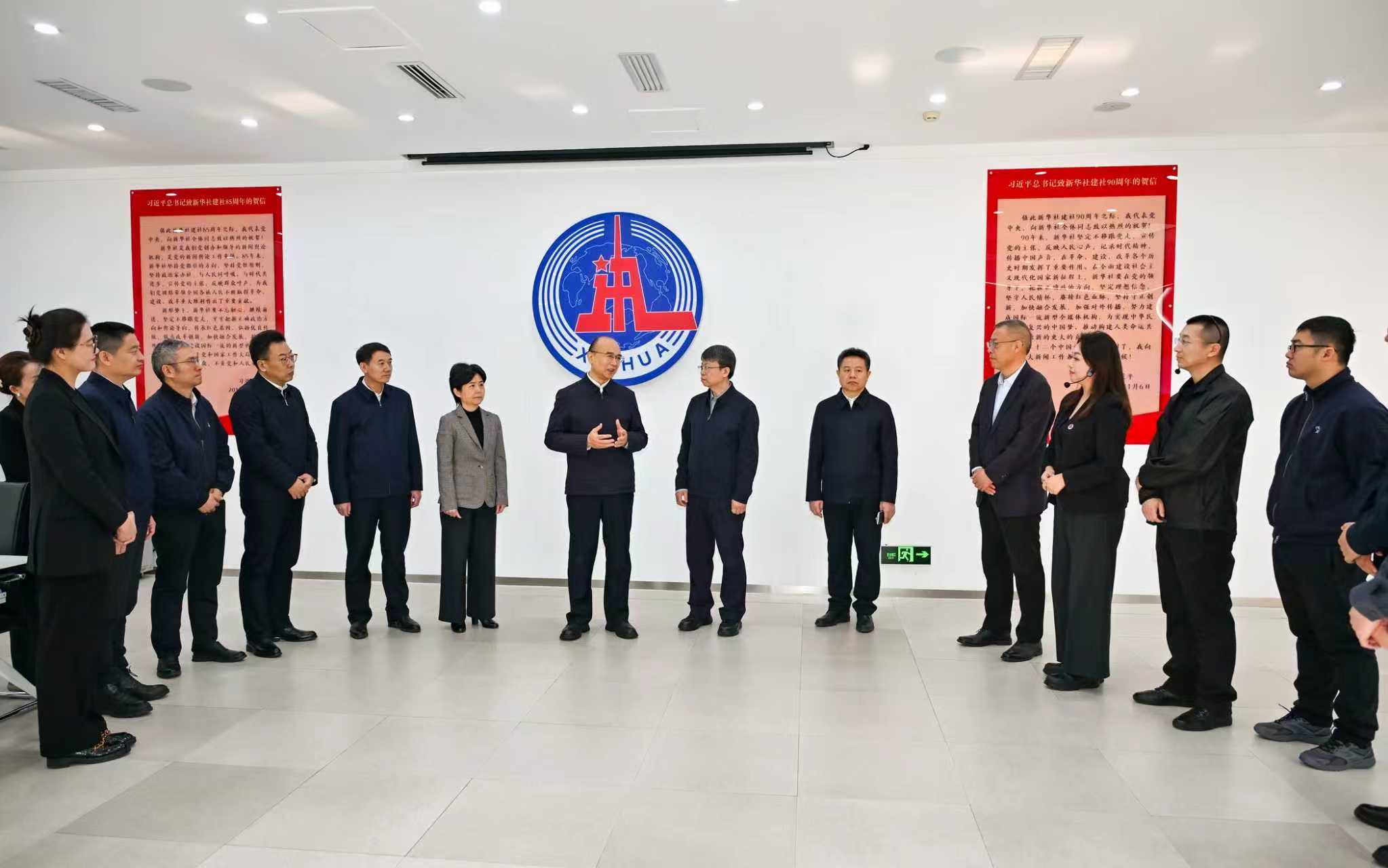 在新华社黑龙江分社，许勤走进“张玥工作室”“星空工作室”，与采编人员交流媒体融合和智库报道情况。