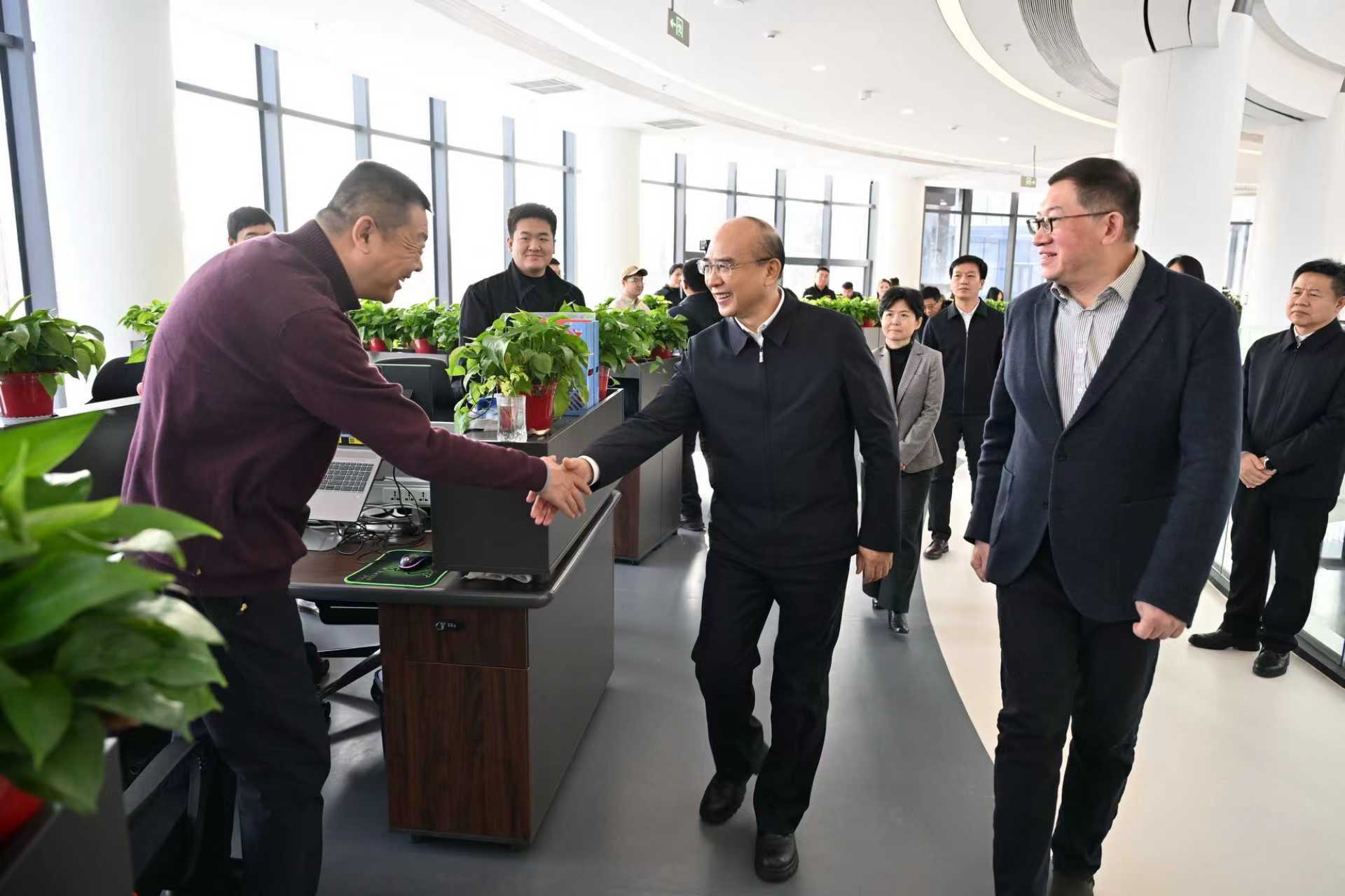 许勤来到中央广播电视总台黑龙江总站，与编辑记者交流。