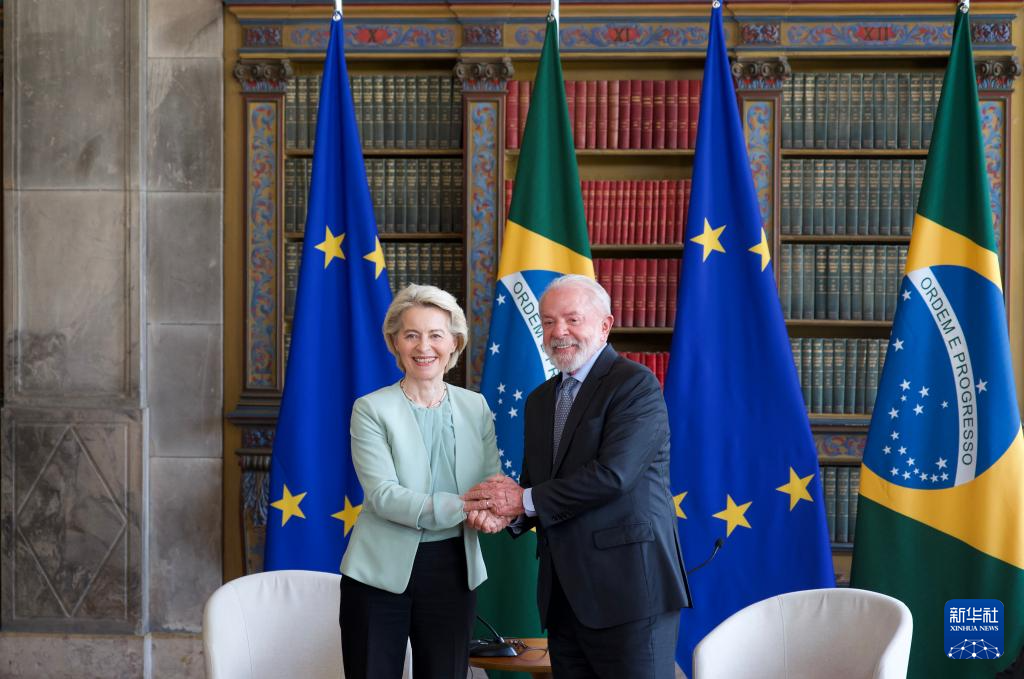 1月16日，巴西总统卢拉（右）在里约热内卢会晤欧盟委员会主席冯德莱恩。新华社记者 周永穗 摄