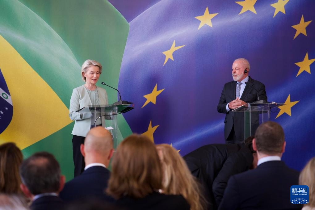 1月16日，巴西总统卢拉（右）在里约热内卢会晤欧盟委员会主席冯德莱恩。新华社记者 周永穗 摄