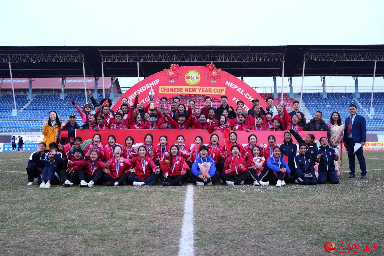 双方球员合影留念。人民网记者 李墨摄