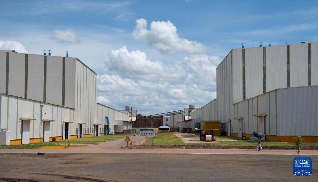 这是1月31日在莫桑比克尼亚萨省尼佩佩区拍摄的由中资企业济南域潇集团发起投资建设的石墨加工厂。新华社记者 刘杰 摄