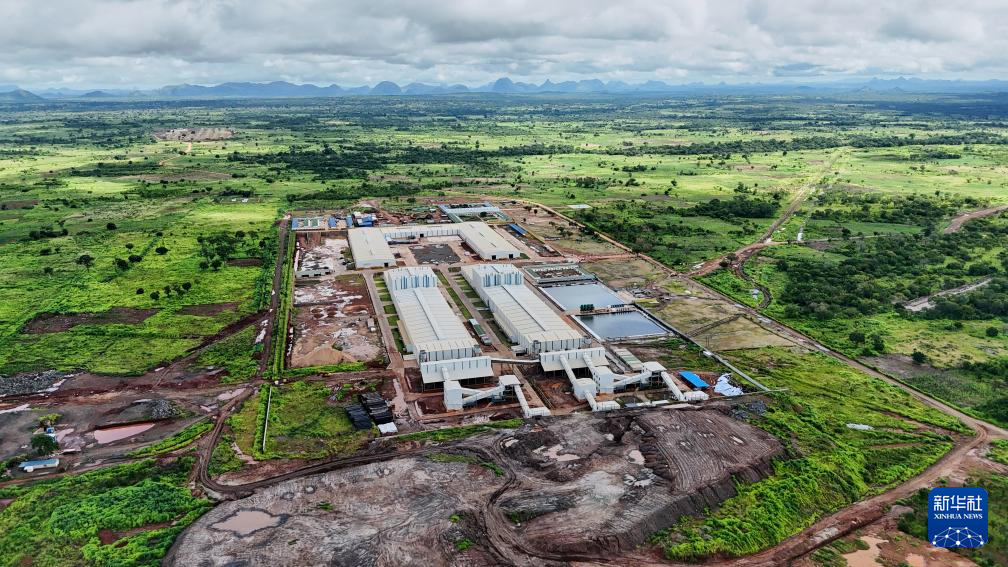 这是1月31日在莫桑比克尼亚萨省尼佩佩区拍摄的由中资企业济南域潇集团发起投资建设的石墨加工厂。新华社记者 刘杰 摄