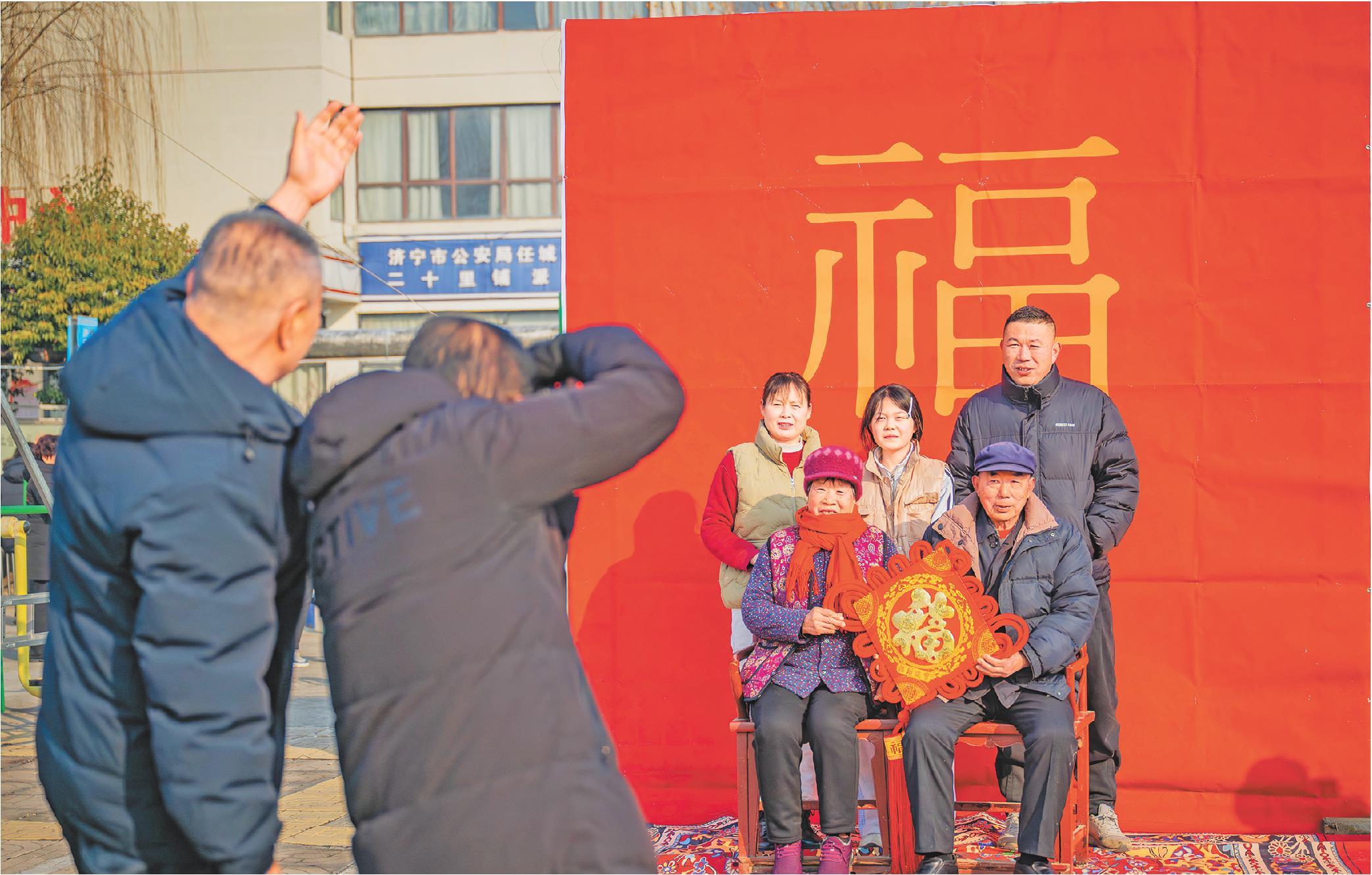 1月24日,“幸福任城·福至万家”全家福拍摄活动,摄影志愿者为村民拍下幸福瞬间。