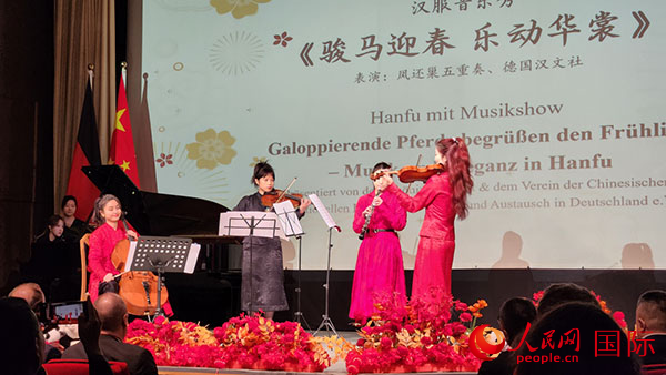 华人艺术家为观众献上《骏马迎春 乐动华裳》的精彩演出。 人民网记者 刘仲华摄