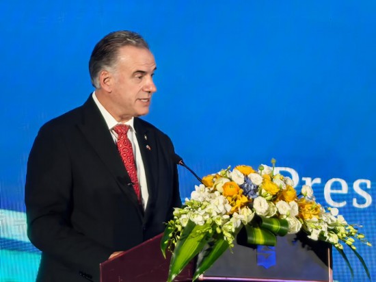 在2月6日上海举行的中国－乌拉圭商务投资论坛上，奥尔西发表演讲。新华社记者 吴宇 摄