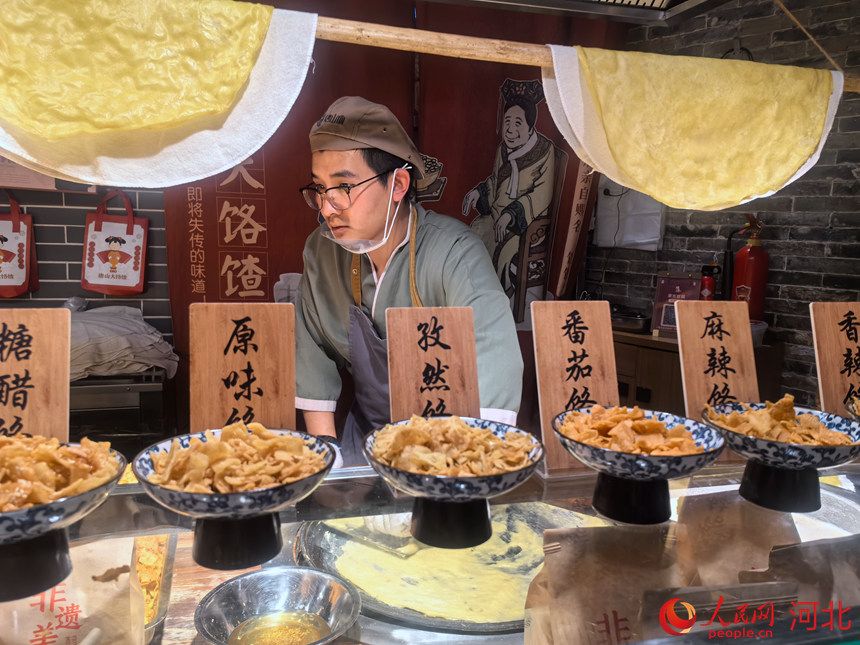 唐山宴饹馇档口，刚刚出锅的饹馇供大家品尝。人民网记者 商帆摄