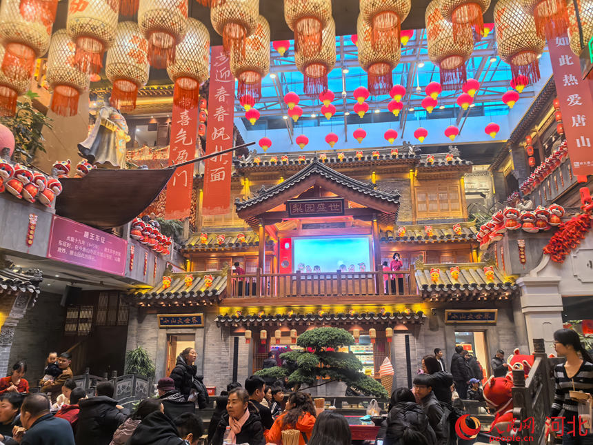 皮影戏即将上演。人民网记者 商帆摄