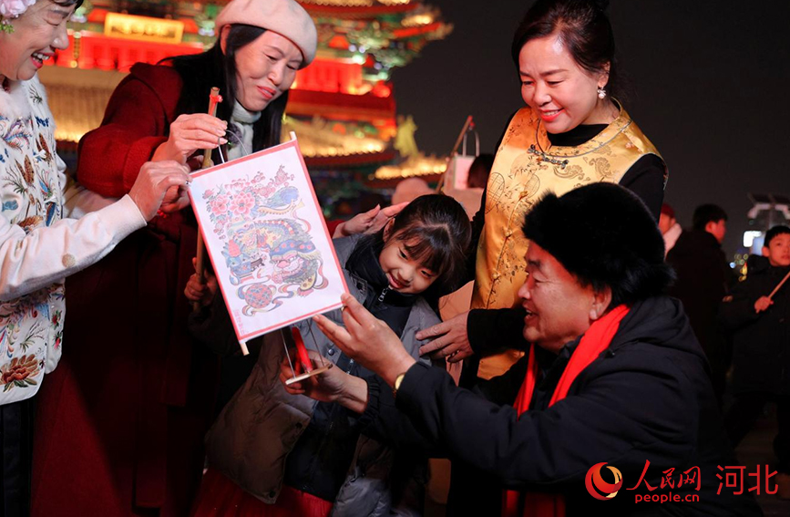 一家人准备点燃灯笼。人民网记者 方童摄