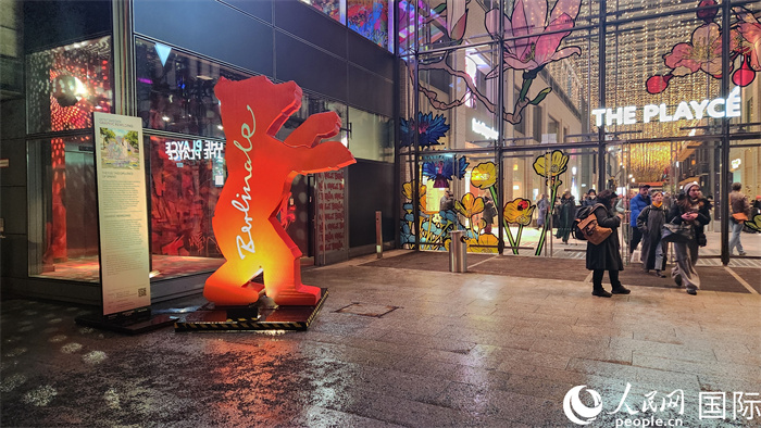 柏林电影节的吉祥物“柏林熊”出现在柏林市中心映衬着节日氛围。人民网记者 刘仲华摄