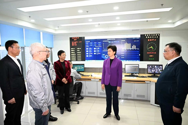 梁惠玲来到黑龙江天辰燃气有限责任公司燃气运行监控中心，了解燃气安全保供情况，向坚守岗位的一线工作人员送上节日祝福。