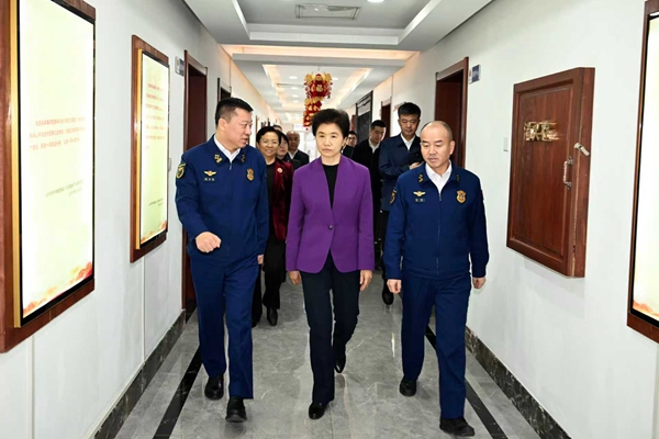 在省消防救援总队指挥中心，梁惠玲了解消防安全保卫、执勤战备、应急响应机制运行等情况，看望慰问消防救援人员。