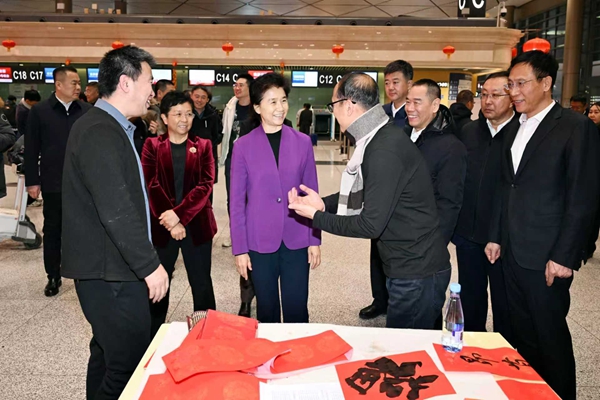 梁惠玲来到哈尔滨太平国际机场，察看候机大厅，了解春运客流量、旅客服务保障等情况，亲切慰问机场工作人员。