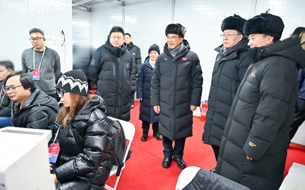 许勤走进演出导播区，了解节目制作和彩排等情况，与工作人员交流。