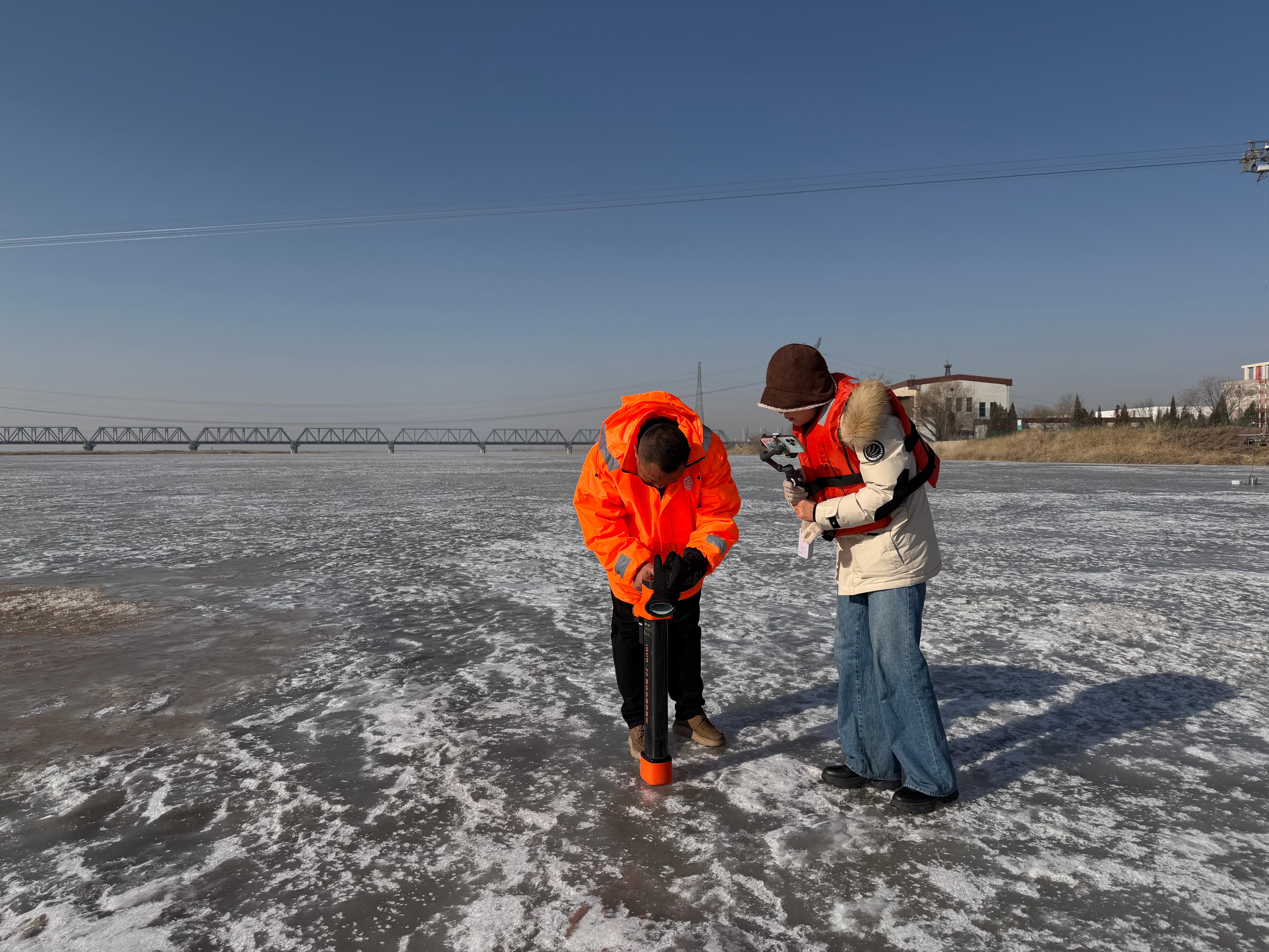 包头水文站职工正在进行冰厚测量。人民网记者 欧阳易佳摄
