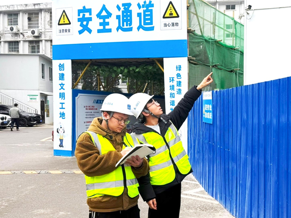 徐鹏与潘承志两人检查工地设施。柳强摄