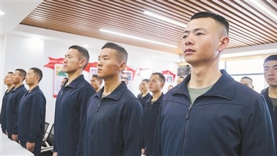 图③：镜头这边，官兵仔细聆听老指导员回忆往昔。