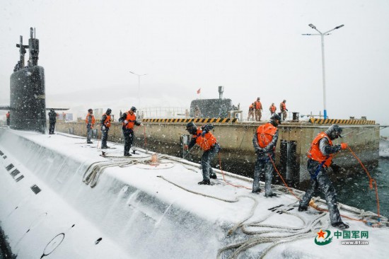 官兵在风雪中检查装备。时佳龙摄
