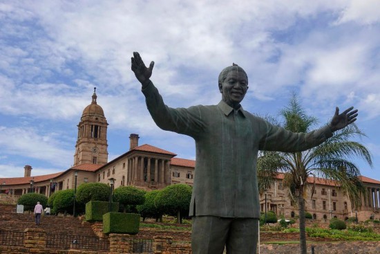 这是2月18日在南非行政首都比勒陀利亚拍摄的联邦大厦广场上的纳尔逊·曼德拉雕像。新华社记者陈为摄