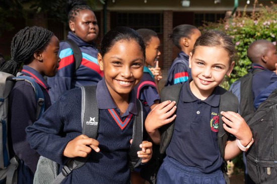 1月14日,在南非约翰内斯堡,学生在新学期第一天回到校园。新华社发(希拉兹·穆罕默德摄)