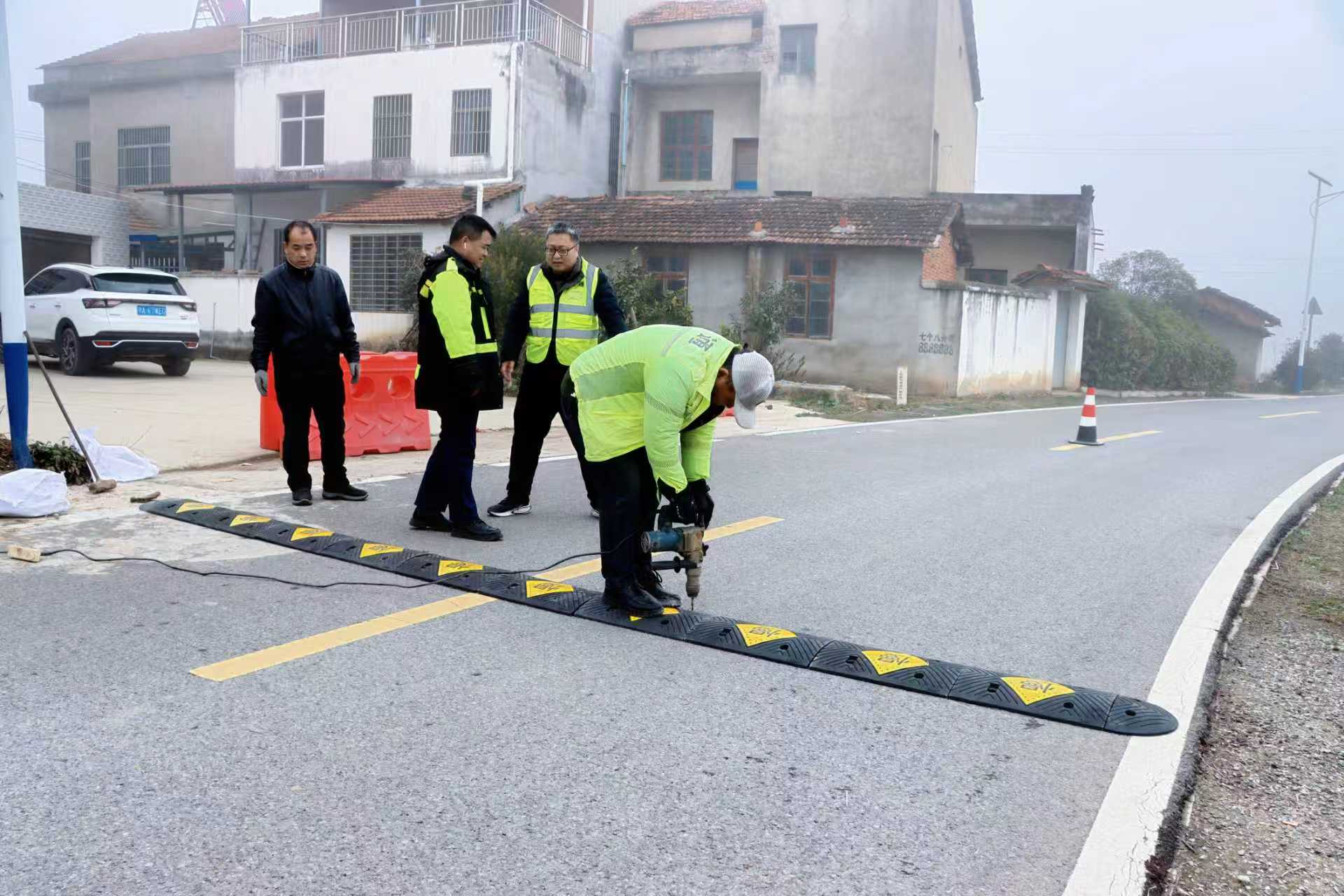 养护工对农村公路进行日常巡查、养护。受访方供图