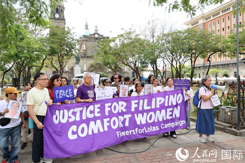 菲律宾妇女团体15日在马尼拉市王城区发起游行，呼吁中东地区停火，敦促菲政府推行独立外交政策。人民网记者 樊帆摄