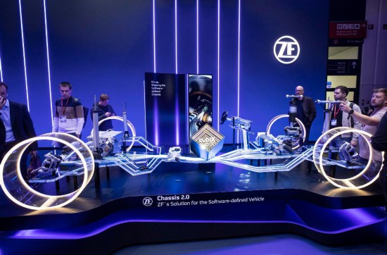 　　2025年9月9日，人们在德国慕尼黑国际车展的采埃孚展台参观。新华社记者张帆摄