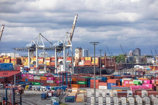 　　这是2025年5月28日拍摄的德国汉堡港口与物流股份公司旗下汉堡港CTT集装箱码头景象。新华社记者张帆摄